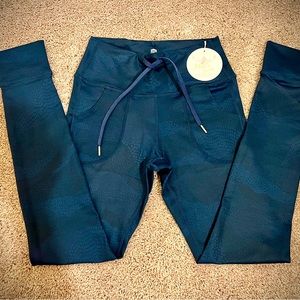 Born Primitive GRIT FUSION leggings in NAVY EARTHcolor, Small NWT.